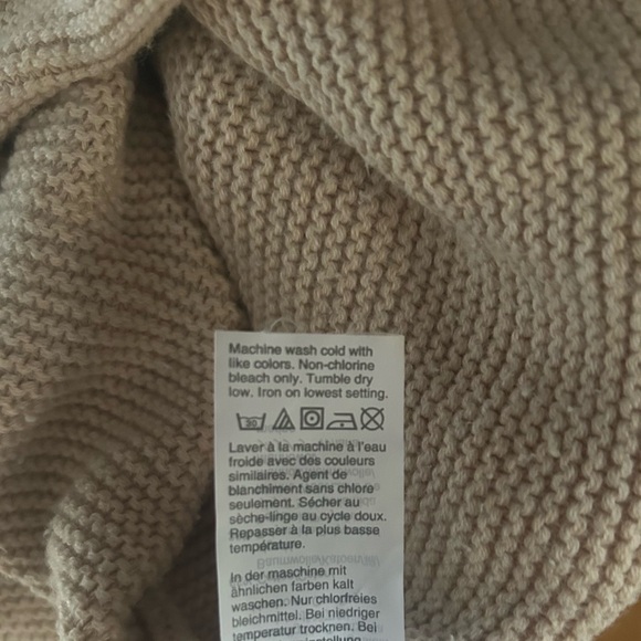 J Crew tan turtleneck sweater. Made in Cambodia . M - Picture 4 of 5